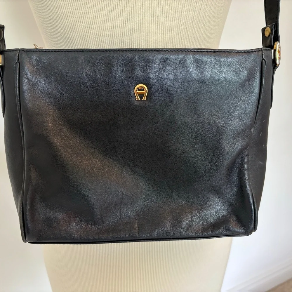 Vintage Navy leather Etienne Aigner adjustable shoulder bag